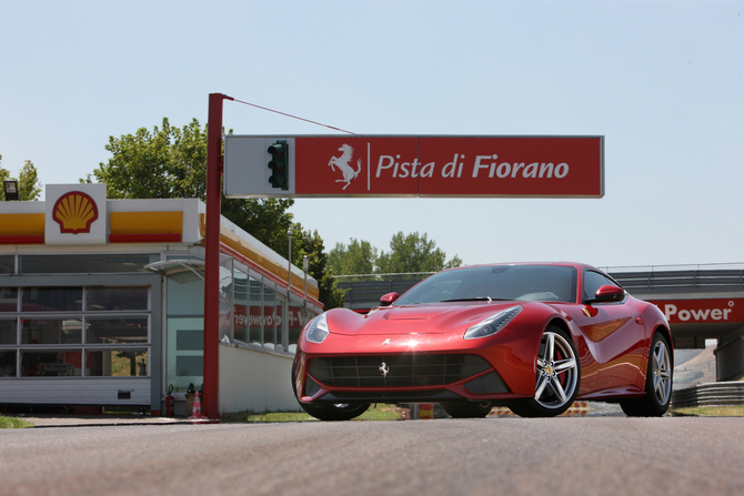 O supercarro revolucionou a configuração de eixos tradicional da Ferrari