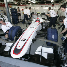 Sauber first team to copy the F-duct system