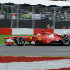 Vettel dominates qualifying in Australia