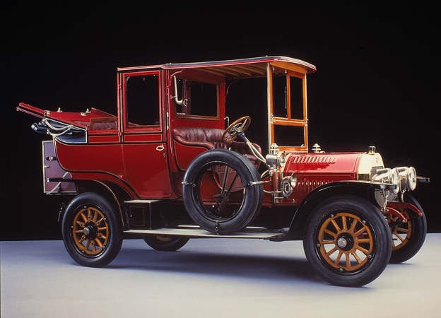 The 24/40hp landaulet had a semi-exposed driver and enclosed passenger compartment