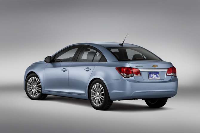 Better fuel economy and more equipment for 2012 Cruze