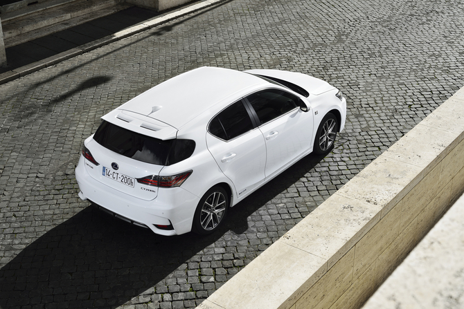 Thanks to Lexus' Hybrid Drive technology it is capable of achieving emissions of just 82 g/km of CO2