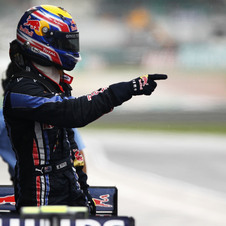 Webber takes pole in rainy qualifying