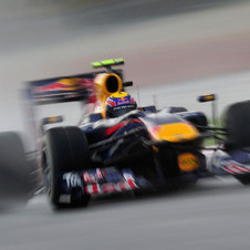 Webber takes pole in rainy qualifying