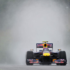 Webber takes pole in rainy qualifying