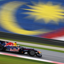 Webber takes pole in rainy qualifying