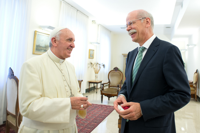 Este é o primeiro papamóvel que a Daimler produziu especificamente para o Papa Francisco