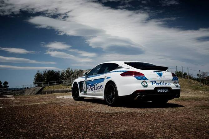 O carro é um Porsche Panamera 4S 2014