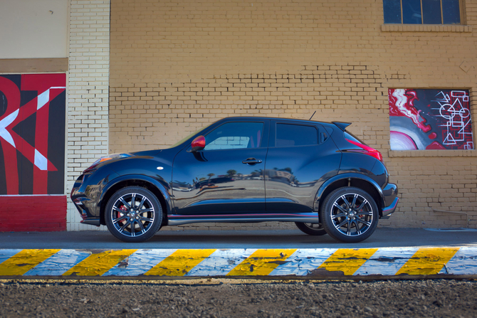 O carro recebe uma versão de caixa manual de seis velocidades com tração dianteira ou uma CVT com tração às quatro rodas