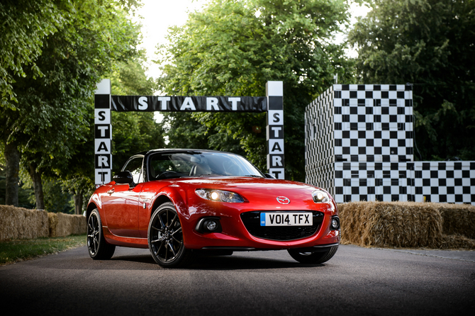 Mazda MX-5 é o desportivo de dois lugares mais vendido de sempre