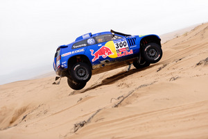 Sainz gains time on Al-Attiyah