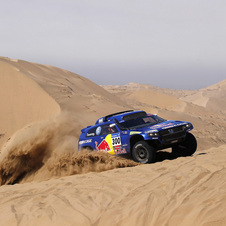 Sainz gains time on Al-Attiyah