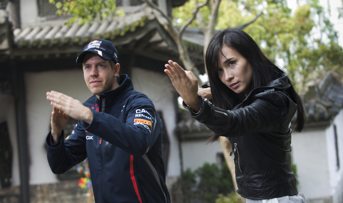 Sebastian Vettel aprende movimentos de Kung Fu