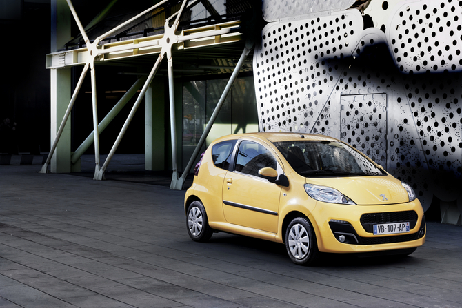 Renewed Peugeot 107 Has Daytime Running LEDs and Better Emissions