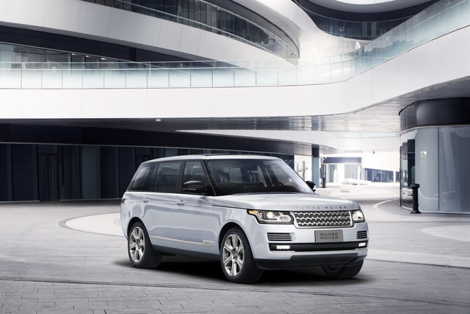 The Range Rover Hybrid LWB is equipped with a 3.0-liter engine SDV6 and an electric motor with a combined power of 345hp