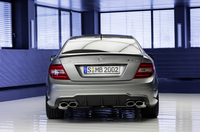  La peinture de finition platine designo magno est disponible en option exclusivement sur la C 63 AMG « Edition 507 ».