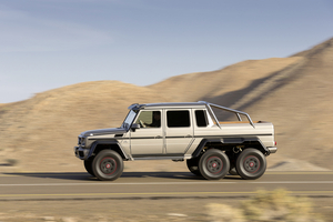 It rides on headlock wheels with massive, 37in off-road tires