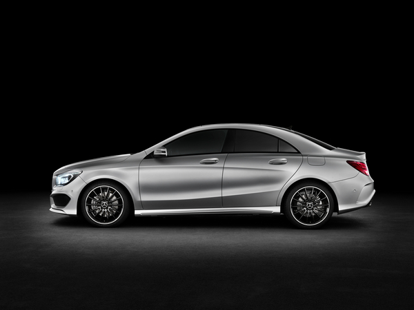 le CLA 200 CDI, disponible au second trimestre 2013 déploie une puissance de 100 kW (136 ch) pour un couple maxi de 300 Nm