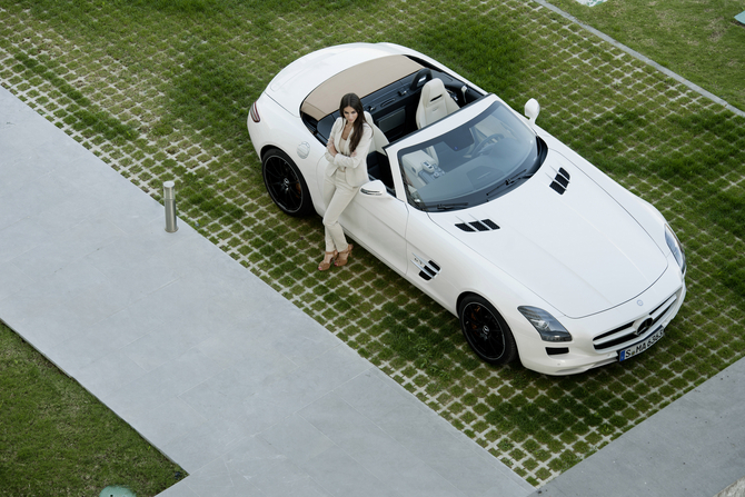 Gullwing loses its top as Mercedes unveils SLS AMG Roadster