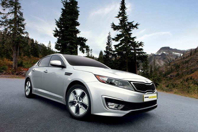 Kia Optima Hybrid premieres in LA