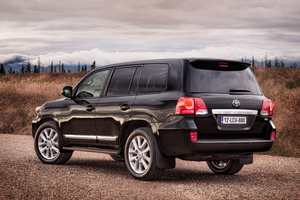 Refreshed Toyota Landcruiser Ditches Options to Make Everything Standard