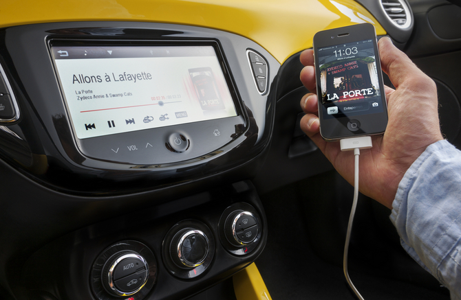 L’Opel ADAM offre un système totalement nouveau permettant d’intégrerson smartphone (Android et Apple iOS)