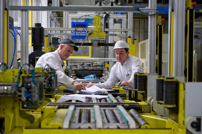 Tout est passé en revue : les employés de l’usine d’Eisenach se préparent au lancement de la production de l’Opel ADAM.