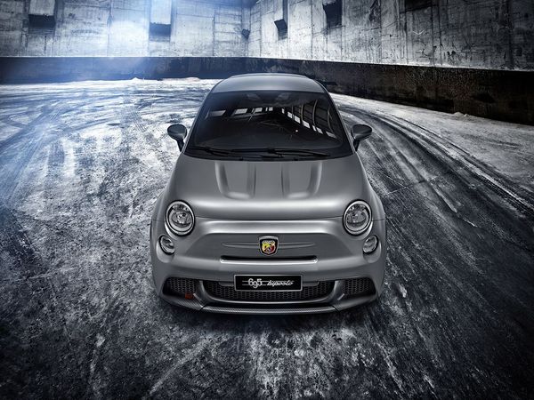 Weltpremiere des Abarth 695 biposto in Genf