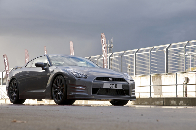 O GT-R acelera até aos 100km/h em 3 segundos