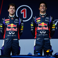 O australiano de 24 anos Daniel Ricciardo junta-se a Vettel para ajudar a Red Bull a conquistar mais um título