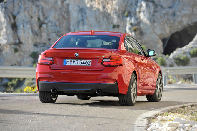 BMW M235i Coupé est l’automobile BMW M Performance la plus puissante à être animée par un moteur à essence six cylindres en ligne.