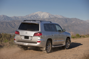 Lexus LX570 Gets New Lexus Nose and Extra Tech