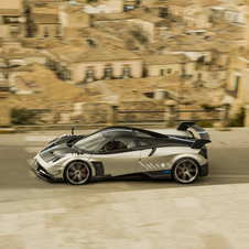 The supercar has 750hp, 10hp more than the base version of the Huayra, coming from a V12 6.0 liter twin-turbo engine