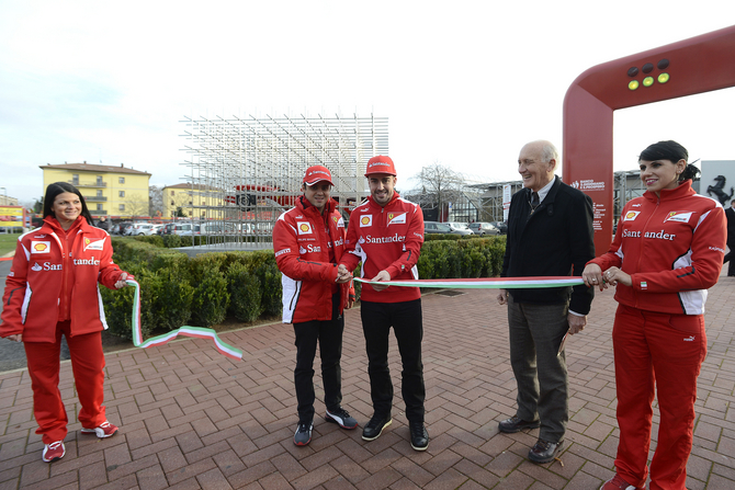 Fernando Alonso e Felipe Massa estiveram presentes na inauguração da exposição