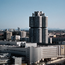 O edifício foi inaugurado no dia 18 de maio de 1973