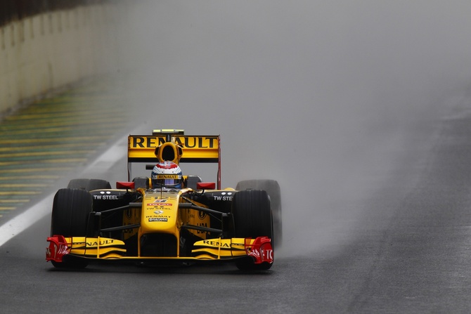 Hulkenberg storms into pole position in Brazil