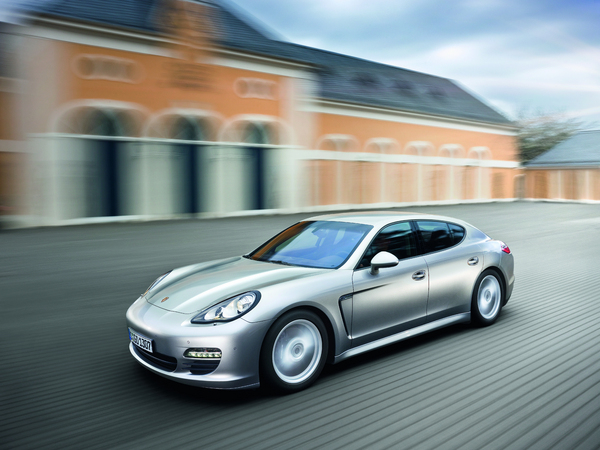 Porsche announces full hybrid model for Geneva