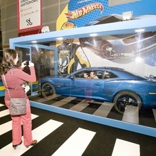 O Camaro Hot Wheels foi embalado com um brinquedo em ponto grande