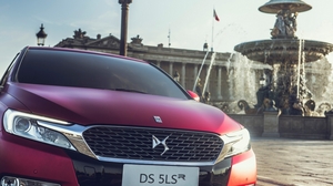 The DS 5LS R uses the already famous anodized crimson red paint with a matte metallic finish