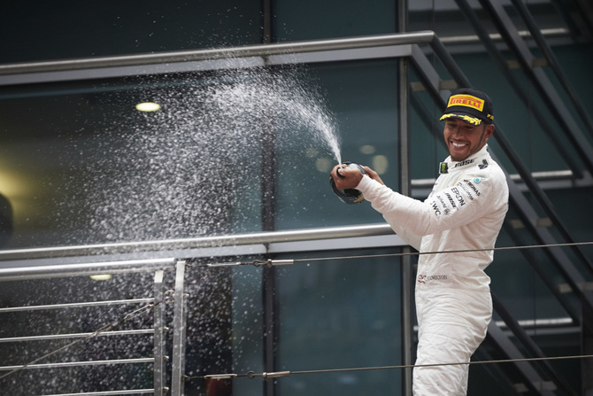 Hamilton celebra a primeira vitória da temporada em Xangai