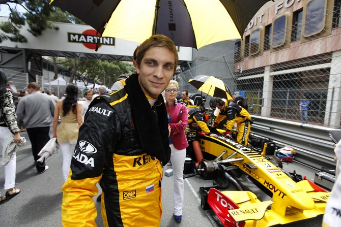 Vitaly Petrov sticks with Lotus Renault GP until 2012