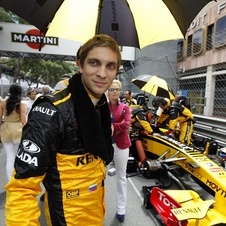 Vitaly Petrov sticks with Lotus Renault GP until 2012