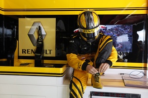 Vitaly Petrov sticks with Lotus Renault GP until 2012