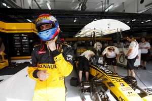 Vitaly Petrov sticks with Lotus Renault GP until 2012