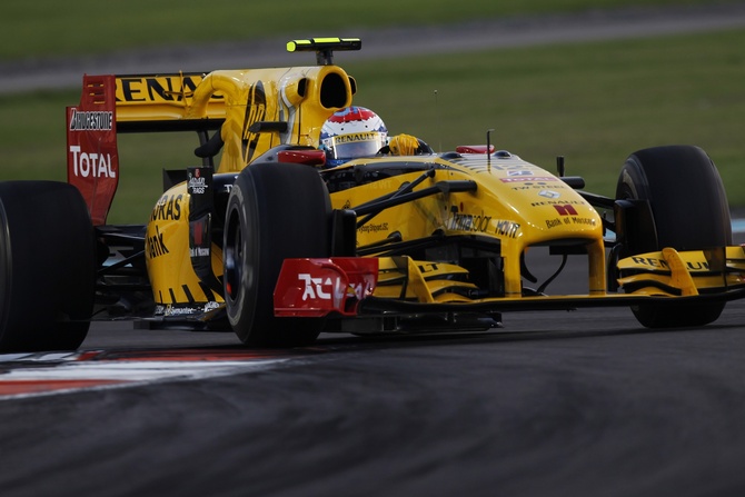 Vitaly Petrov sticks with Lotus Renault GP until 2012