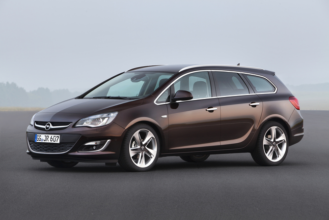 L’Opel Astra cinq portes et le Sports Tourer adopte une nouvelle face avant