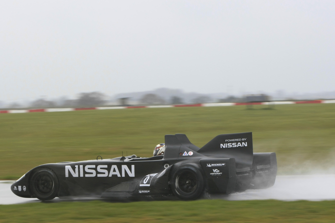 Franchitti foi o primeiro piloto a sair para uma pista muito muito molhada