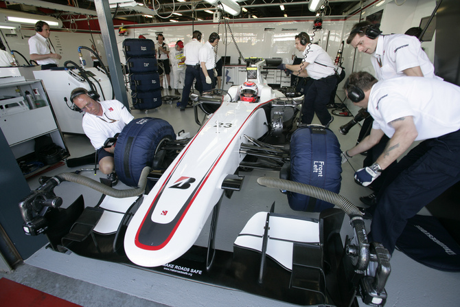 Sauber first team to copy the F-duct system