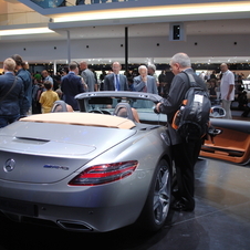 Gullwing loses its top as Mercedes unveils SLS AMG Roadster