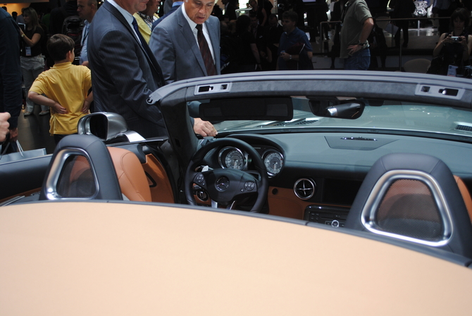 Gullwing loses its top as Mercedes unveils SLS AMG Roadster